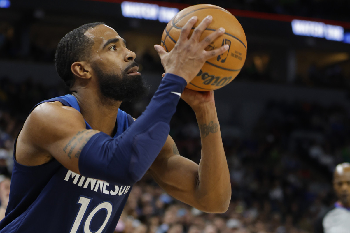 Mike Conley shoots